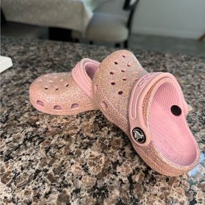 CROCS Glitter Light Pink Size 7 Toddler Girls Clogs/ Sandals